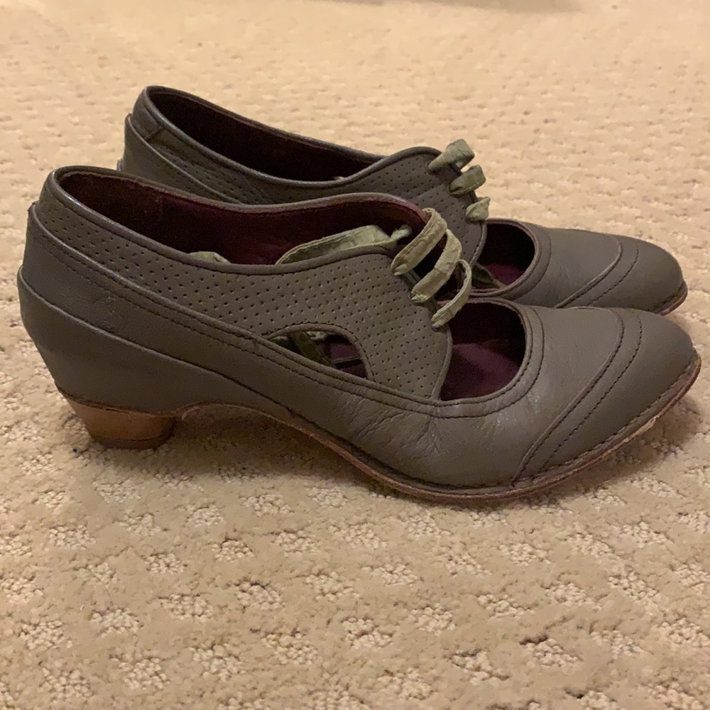 Neosens leather lace-up heels
